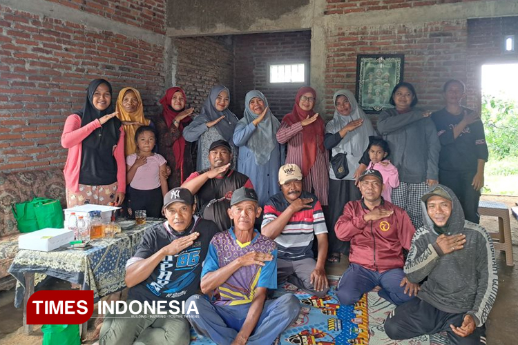 Kegiatan penyuluhan peningkatan kesadaran petani akan kesehatan terkait paparan pestisida oleh Tim Hi-Ma Dosen Fakultas Pertanian Unisma Malang di Merjosari Kota Malang. (FOTO: AJP TIMES Indonesia)