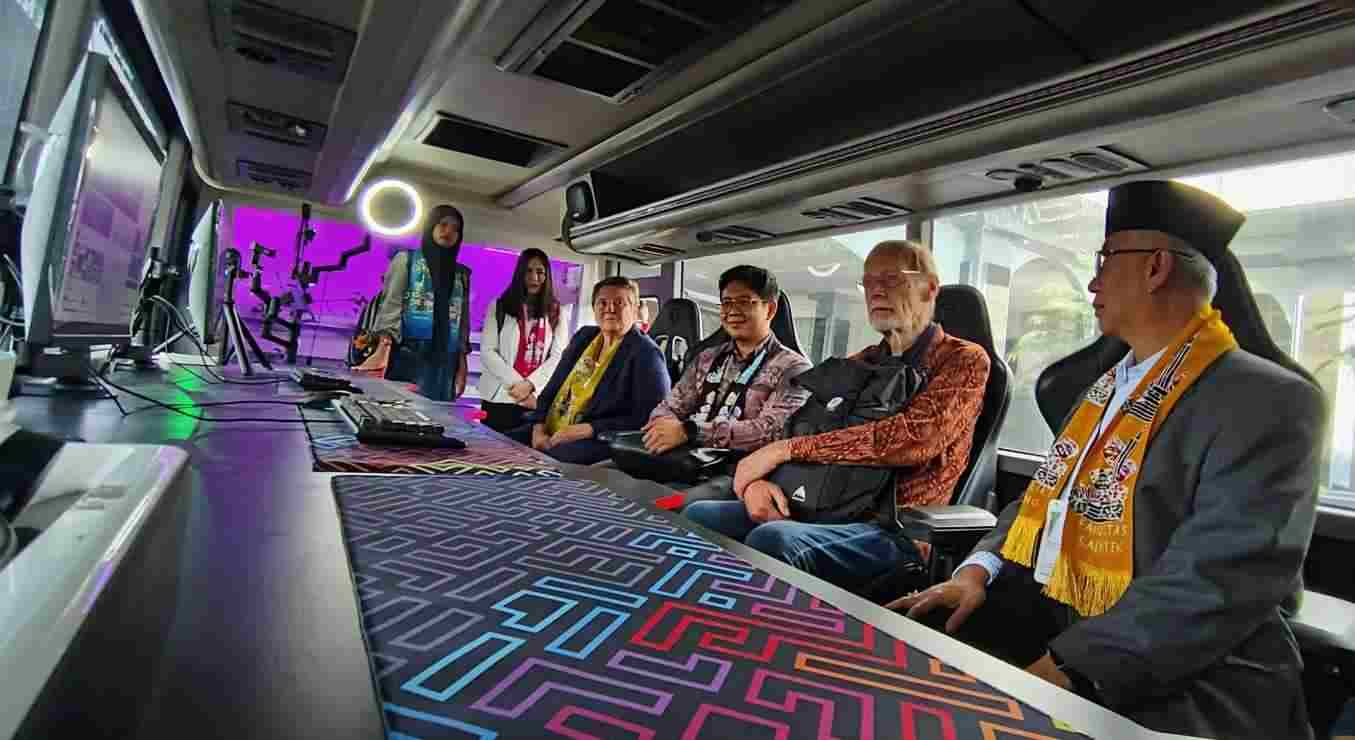 WR IV UIN Malang Dr Israqunnajah bersama pimpinan JEN mencoba Digilab Mobile Bus. (Foto: UIN Malang)