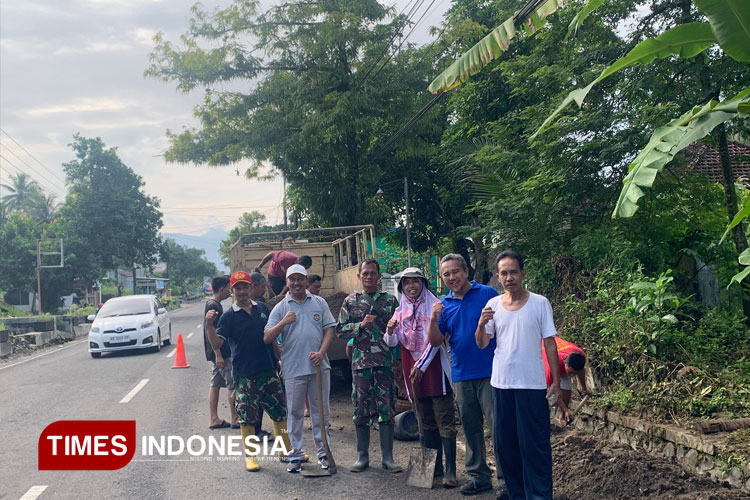 Foto-bersama-Kadis-PUPR-Pacitan.jpg