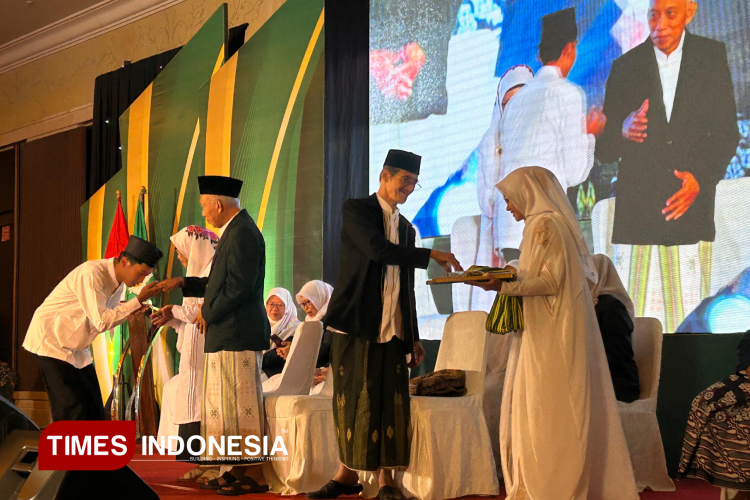 Yayasan Khadijah Surabaya Mewisuda 649 Khatimin dan Khatimat GPQ 2025