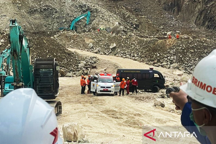 Satu Jenazah Ditemukan, Tujuh Korban Longsor Gunung Kuda Masih Dicari