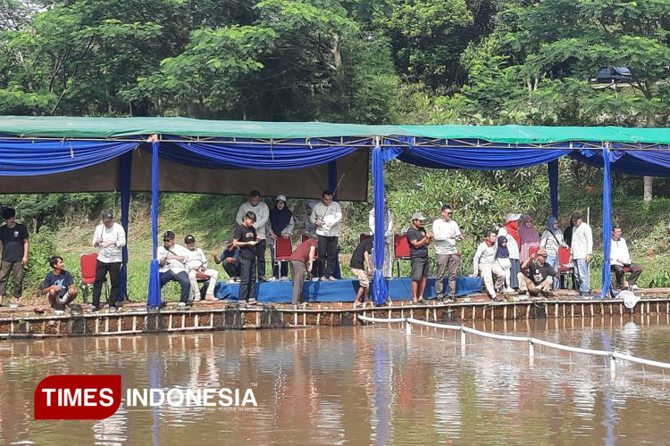 Perkuat Suasana Kebersamaan Dalam Dies Natalis ke-61, UNJ Gelar Mancing Bersama Sivitas Akademika (01/06/25). (FOTO: dok. UNJ)