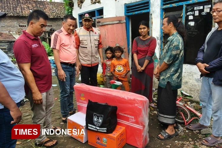 menyerahkan-bantuan-ke-rumah-warga-rusak-akibat-diterjang-angin-2.jpg