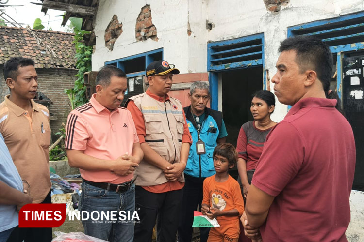 menyerahkan-bantuan-ke-rumah-warga-rusak-akibat-diterjang-angin-3.jpg