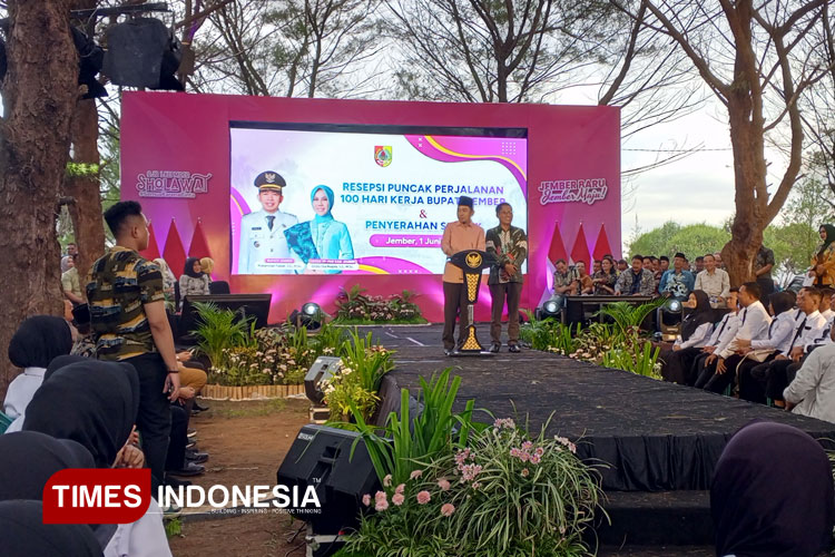 Bupati Jember Muhammad Fawait, didampingi ketua DPRD Jember Halim, saat berikan sambutan dihadapan Calon P3K. (Foto: M. Abdul Basid/TIMES Indonesia)