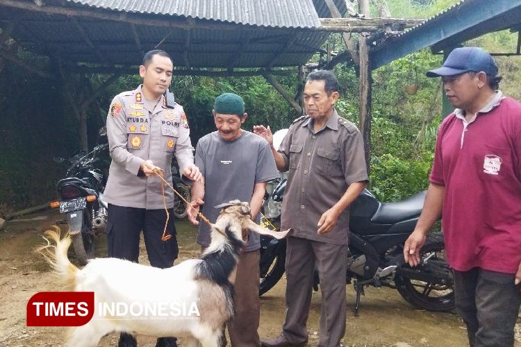 Empat Tahun Tak Dapat Kurban, Warga Dusun Jambu Terima Kambing dari Polres Pacitan