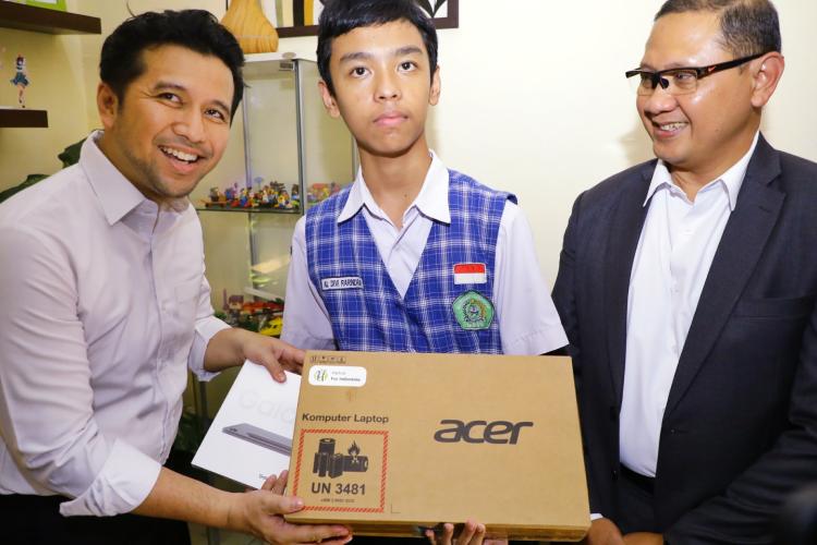 Apresiasi Animator Game Roblox Asal Blitar, Plt Gubernur Jatim Beri Hadiah Laptop