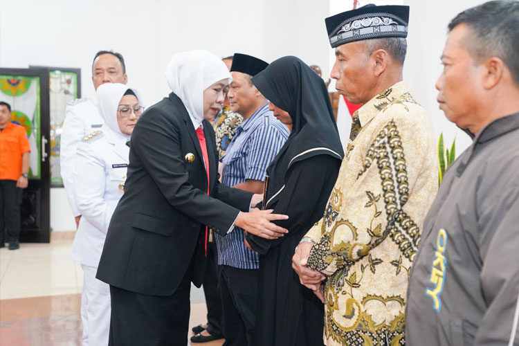 Gubernur Khofifah saat menyerahkan santunan kepada keluarga korban kecelakaan kereta api di Magetan pada pekan lalu.(Dok.Humas Pemprov Jatim)