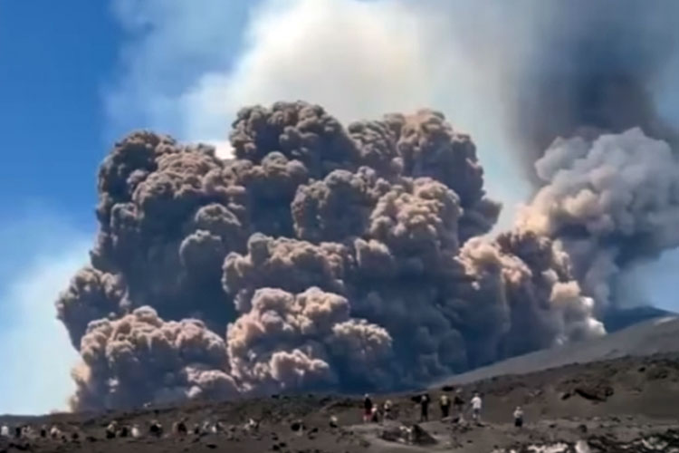 Dalam rekaman video yang mengejutkan dan terlihat di internet, puluhan wisatawan mulai berlarian di sepanjang tepian gunung berapi, dengan awan abu yang sangat besar tumbuh di belakang mereka. (FOTO: Daily Mail)