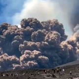Gunung Etna Meletus, Puluhan Wisatawan Berada Sangat Dekat Lari Tunggang Langgang