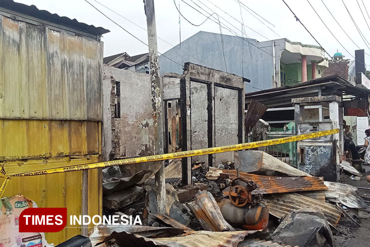Rumah dan warung sembako hangus tak tersisakan di Kelurahan Bastiong Talangame. (Foto: Haerun Hamid/TIMES Indonesia)