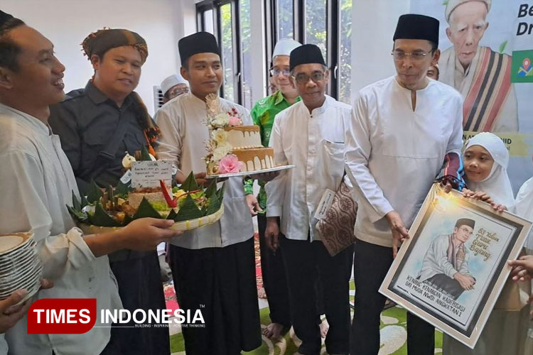 Pengurus Besar Nahdlatul Wathan Diniyah Islamiyah (PB NWDI) bersama Ketua Umum PB NWDI, Dr. TGB. H. Muhammad Zainul Majdi, MA. (FOTO: Humas NWDI)