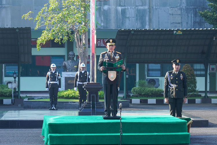 Pangdam V Brawijaya, Mayjen TNI Rudy Saladin saat memimpin upacara peringatan Hari Lahir Pancasila di Lapangan Ahmad Yani, Makodam V Brawijaya, Surabaya, Senin (2/6/2025). (Foto : Pendam V Brawijaya for Times Indonesia).