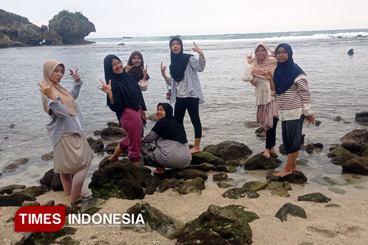 Pantai-Nglambor.jpg