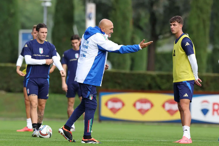 Pelatih tim nasional Italia, Luciano Spalletti saat sesi latihan bersama pemain Italia jelang kualifikasi Piala Dunia 2026 melawan Norwegia.