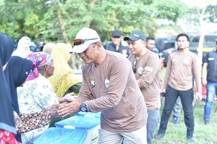 Kapolda Jawa Timur, Irjen Pol Nanang Avianto, menyapa warga di Situbondo. (FOTO : Humas Polda Jatim for TIMES Indonesia)