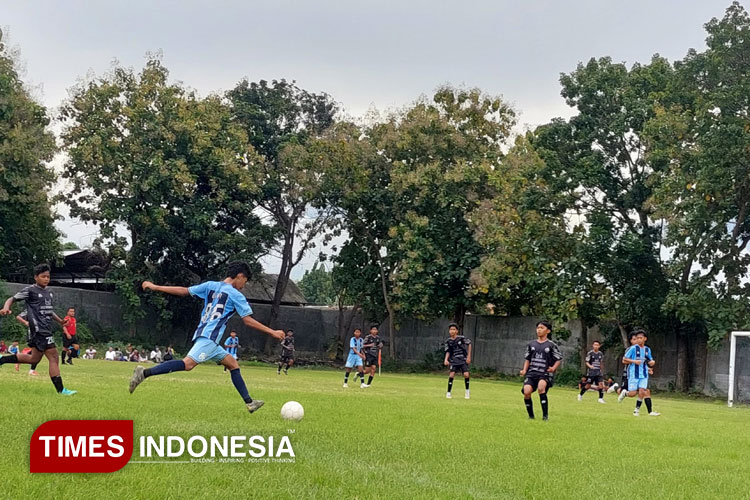 Salah satu pertandingan semifinal Leg pertama Piala Soeratin 2025 di lapangan Diponegoro Barat. (Foto : Anggara Cahya/TIMES Indonesia)