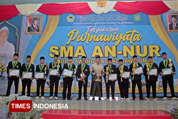 Siswa Kelas XII SMA An Nur Yang Berprestasi Baik Di Sekolah Maupun Pondok Pesantren. (FOTO: AJP TIMES Indonesia)