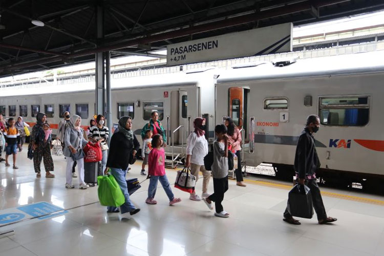 Para pelanggan Kereta Api Indonesia di Stasiun Pasarsenen, Jakarta. (FOTO: ANTARA/HO-PT KAI)
