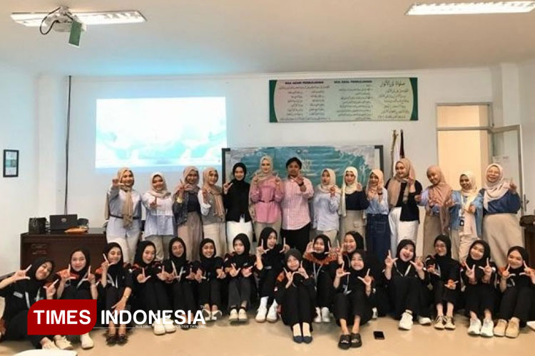 UKM Seni Tari “Melati Sekar Langit” Unisma Malang menyelenggarakan Beauty Class untuk anggota. (FOTO: AJP TIMES Indonesia)