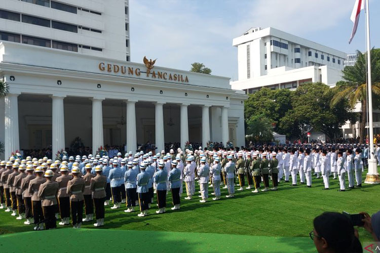 Presiden RI Prabowo Subianto saat memimpin Upacara Hari Lahir Pancasila 2025 di Lapangan Upacara Gedung Pancasila, Jakarta, Senin (2/5/2025). (FOTO: ANTARA/Andi Firdaus)