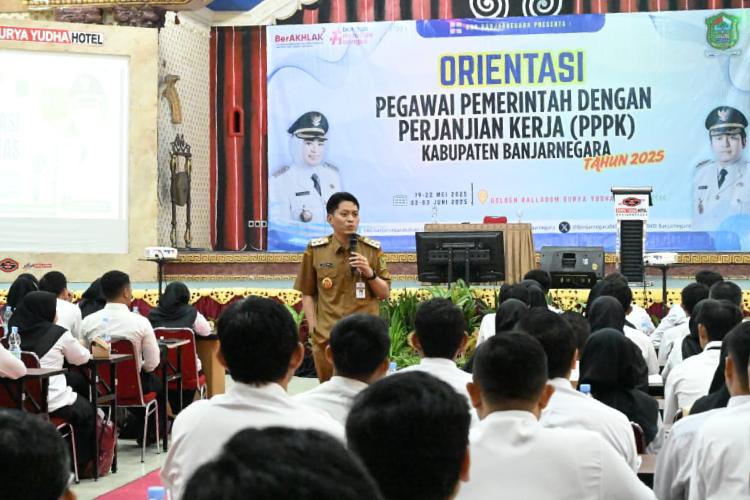 Wakil Bupati Banjarnegara Wakhid Jumali Lc saat memberikan pengarahan pada orientasi PPPK. (FOTO: Kominfo Banjarnegara)
