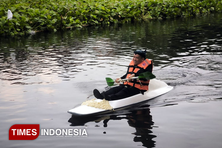 Wali Kota Probolinggo, dokter Aminuddin  saat menjajal Kano di Sumber Air Sentong. (Foto: Sri Hartini/TIMES Indonesia)