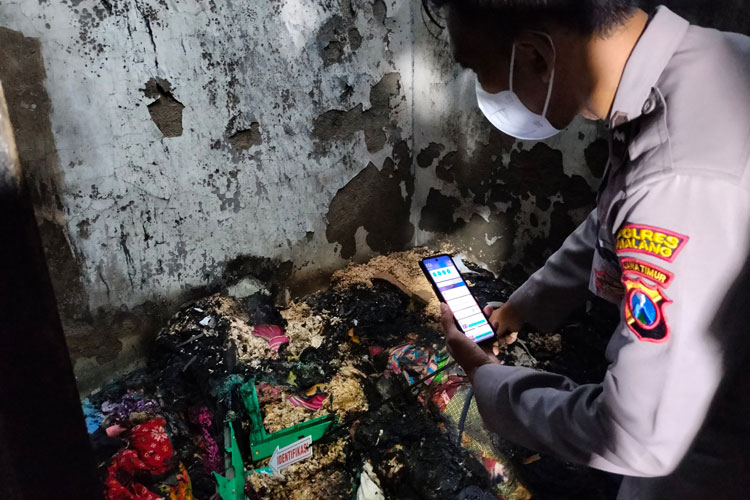 Identifikasi saat olah TKP oleh polisi, rumah terbakar dan menyebabkan lansia meninggal dunia, di Desa Slamet, Tumpang, Kabupaten Malang, Minggu (1/6/2025) dini hari. (Foto: Polres Malang)
