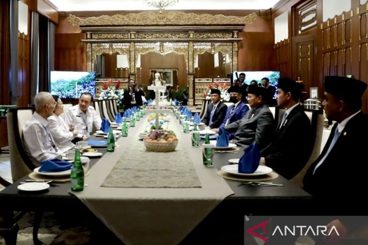 Presiden Prabowo Subianto, Wapres Gibran Rakabuming Raka, Mensesneg Prasetyo Hadi, Menlu Sugiono, berbincang dengan Megawati Soekarnoputri, Try Sutrisno, dan Ahmad Muzani di Kantor Kemenlu Jakarta, Senin (2/6/2025). ANTARA/HO-Tim Media Presiden)