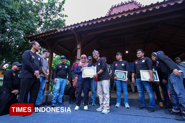 Perwakilan PT Freeport Indonesia (Kiri) saat menerima penghargaan dari Ketua Panitia HPN KWG 2025, Khanif Rosidin (Foto: Akmal/TIMES Indonesia)