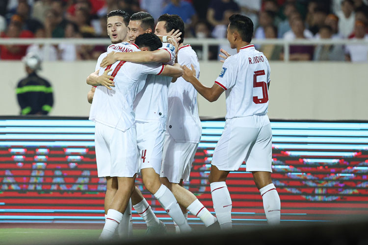 Kapten Timnas Indonesia, Jay Idzes (tengah) akan memimpin pasukan Garuda untuk laga menentukan melawan China di kualifikasi Piala Dunia Grup C, Kamis (5/6/2025) di Stadion Gelora Bung Karno, Jakarta. (foto: PSSI)