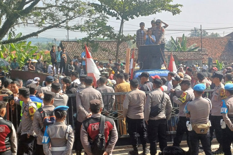 Emak-Emak Geruduk Kantor Desa di Cianjur, Tuntut Kades Mundur Terkait Dugaan Korupsi