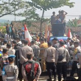 Emak-Emak Geruduk Kantor Desa di Cianjur, Tuntut Kades Mundur Terkait Dugaan Korupsi