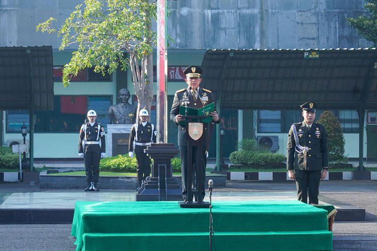Pangdam V Brawijaya, Mayjen TNI Rudy Saladin saat memimpin upacara peringatan Hari Lahir Pancasila di Lapangan Ahmad Yani, Makodam V Brawijaya, Surabaya, Senin (2/6/2025). (Foto : Pendam V Brawijaya for Times Indonesia).