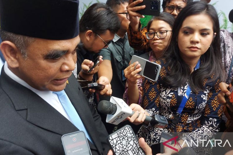 Ketua MPR RI Ahmad Muzani memberikan keterangan kepada media usai menghadiri upacara peringatan Hari Lahir Pancasila di Gedung Pancasila, Kementerian Luar Negeri, Jakarta, Senin (2/6/2025). (ANTARA/Andi Firdaus)