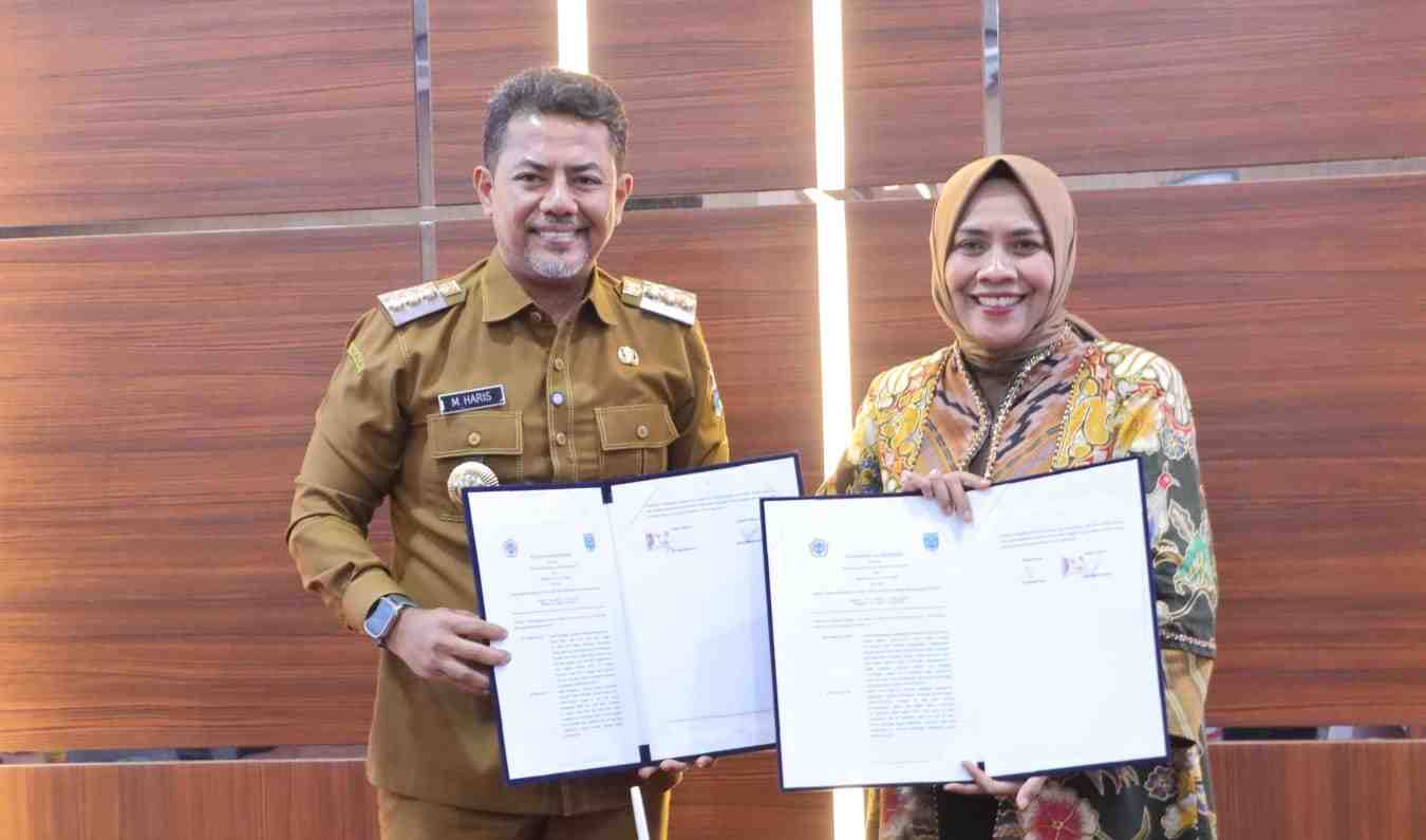 Rektor Unitomo Prof Siti Marwiyah dan Bupati Probolinggo dr Muhammad Haris usai penandatanganan MoU. (Foto: Jalil/TI)