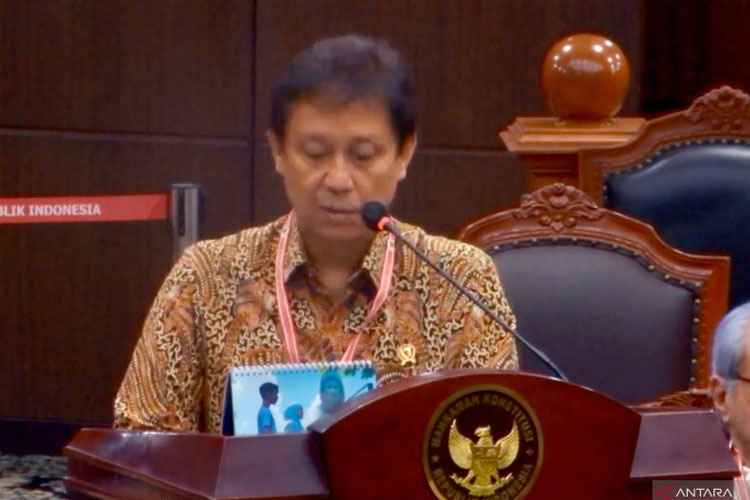 Menteri Kesehatan Budi Gunadi Sadikin menyampaikan keterangan dalam sidang lanjutan perkara uji materi Nomor 182/PUU-XXII/2024 di Ruang Sidang Pleno Mahkamah Konstitusi RI, Jakarta, Selasa (3/6/2025). (FOTO: ANTARA/Fath Putra Mulya)