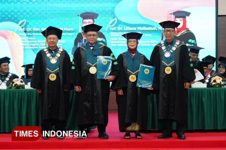 UNJ Kukuhkan Guru Besar Bidang Ilmu Pembelajaran Tata Bunyi Bahasa Inggris dan Pengajaran BIPA dari FBS. (FOTO: dok. UNJ)