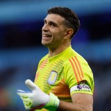 Dibu Martinez Masih Bungkam Soal Masa Depan, Manchester United Pantau Situasi