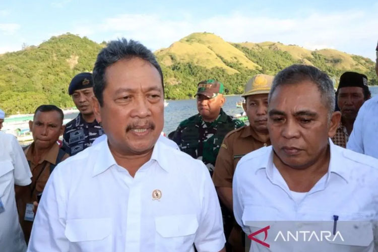 Menteri KKP Sakti Wahyu Trenggono (kiri) didampingi Bupati Manggarai Barat Edistasius Endi (kanan) saat memberikan keterangan kepada awak media di Kabupaten Manggarai Barat, Nusa Tenggara Timur (NTT) (FOTO: ANTARA/Gecio Viana)