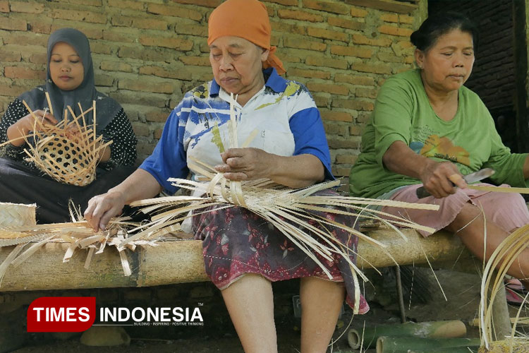 Banyuwangi Batasi Kantong Plastik, Besek Bambu Kembali Jadi Primadona