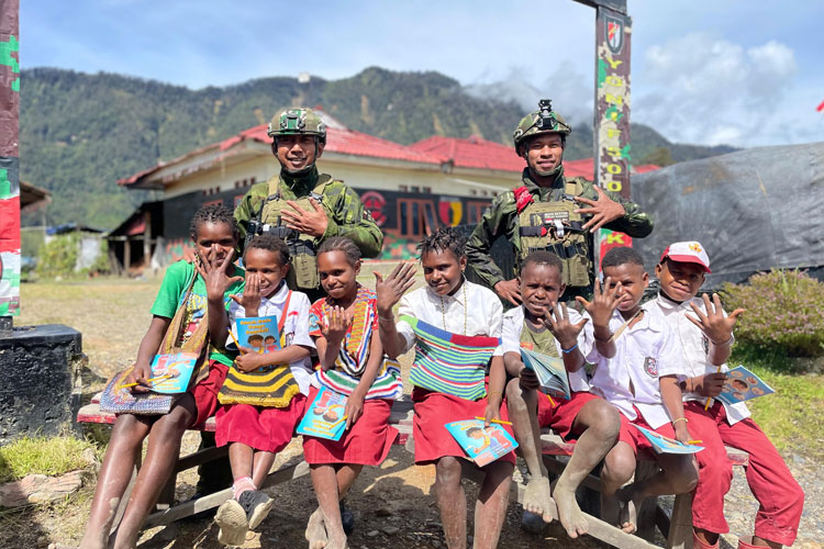 Satgas Yonif Sikatan Ajak Anak-Anak Papua Belajar dan Bermain di Pos Holomama