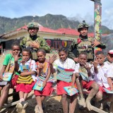 Satgas Yonif Sikatan Ajak Anak-Anak Papua Belajar dan Bermain di Pos Holomama