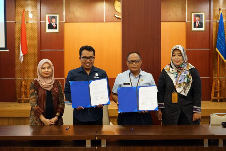 Penandatanganan MoA oleh Dekan FKIP UMBY, Nuryadi, S.Pd.Si., M.Pd., bersama perwakilan dari mitra sekolah (FOTO: AJP TIMES Indonesia)