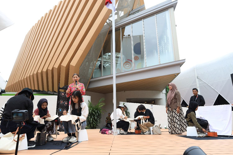 Guru dan siswa sekolah binaan Yayasan Astra - YPA MDR menampilkan pertunjukan seni tradisional dan workshop batik di Indonesia Pavilion, World Expo 2025 Osaka, Jepang (Foto: Istimewa)