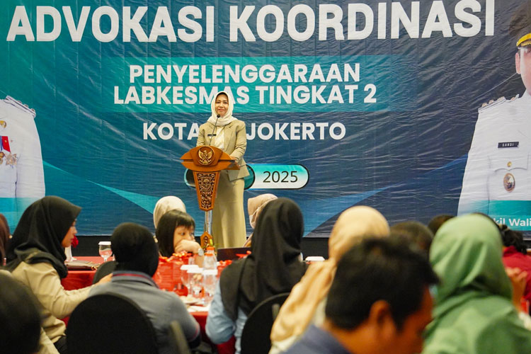 Wali Kota Mojokerto, Ika Puspitasari pada saat menyampaikan kepada pengusaha agar menjaga lingkungan, Selasa (3/6/2024). (Foto: Dok. TIMES Indonesia)