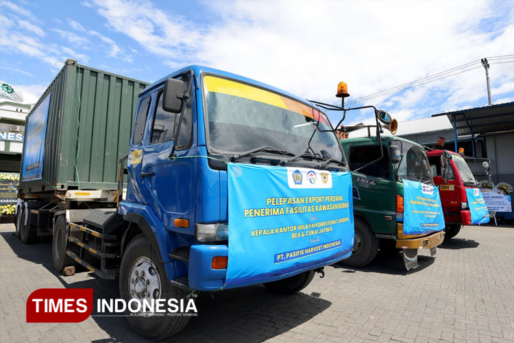 Truk muat produk asli Banyuwangi yang siap di ekspor. (Foto: Dok. TIMES Indonesia).