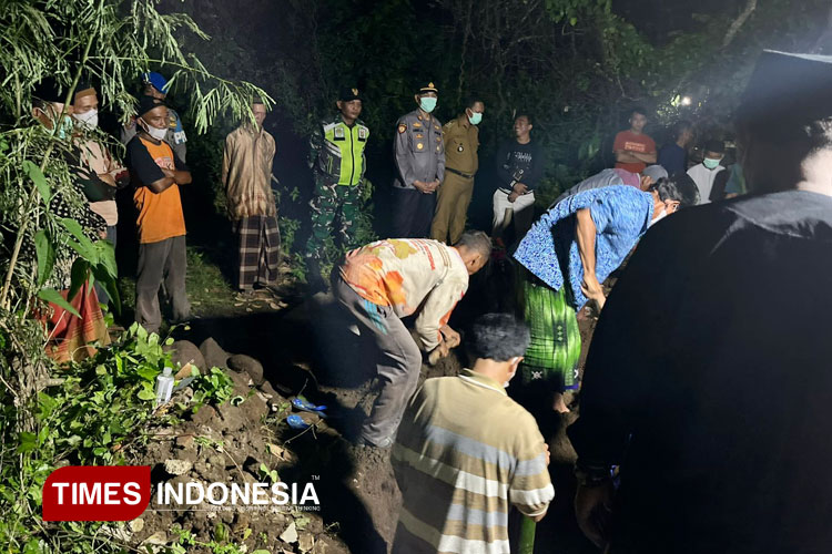 korban-longsor-tambang-Gunung-Kuda-Cirebon-Dikebumikan-2.jpg