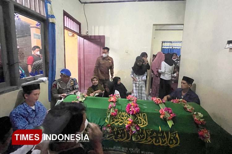 Tangis Keluarga Pecah di Pemakaman Warga Majalengka Korban Longsor Gunung Kuda Cirebon