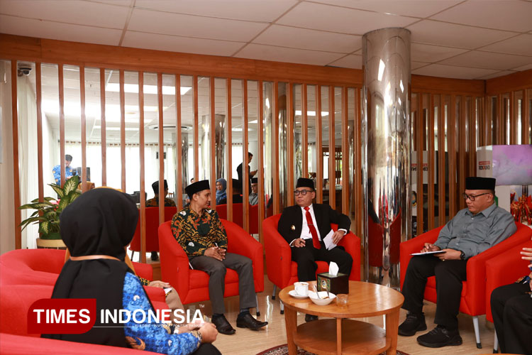 Wakil Bupati Banyuwangi, Mujiono saat bertemu pengurus Badan Wakaf Indonesia (BWI) Perwakilan Banyuwangi di Lounge Pemkab Banyuwangi. (FOTO: Humas Pemkab for TIMES Indonesia)